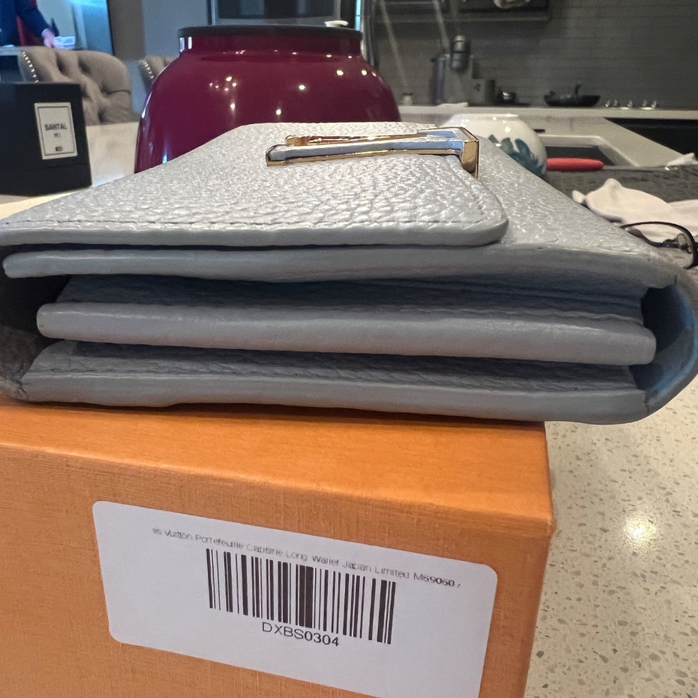 Louis Vuitton Blue Wallet with Iconic LV Logo - Picture 5 of 16